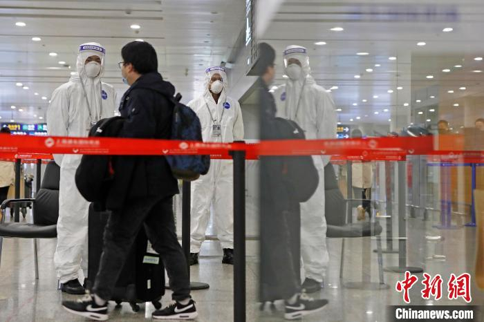 浦东机场工作人员全副武装值守在T2航站楼内。　殷立勤 摄