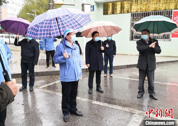 民革山东省委会主委、副省长孙继业冒雨在湖北黄冈蕲春县人民医院调研。受访单位供图