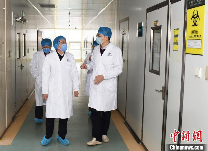 民革山东省委会主委、副省长孙继业在新冠病毒检测实验室调研。受访单位供图