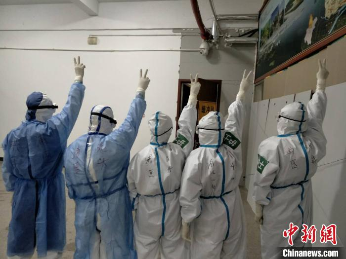 在武汉坚守的他们，用生命守护生命。浦江县人民医院提供
