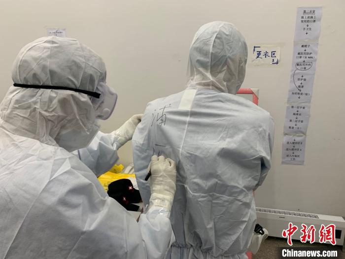 在武汉坚守的他们，用生命守护生命。浦江县人民医院提供