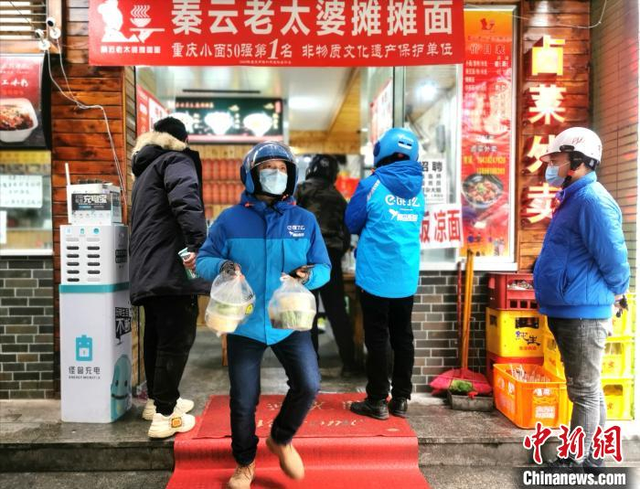 图为外卖小哥在面店取订单。　刘润 摄
