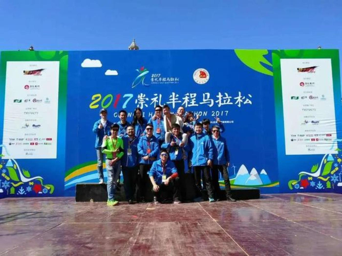 陈旭东与其亭溪体育文化团队在赛事现场的合影