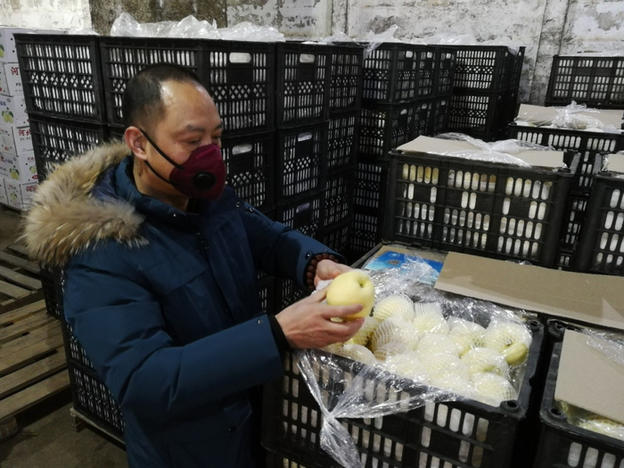 张云春在仓库检查果蔬质量。