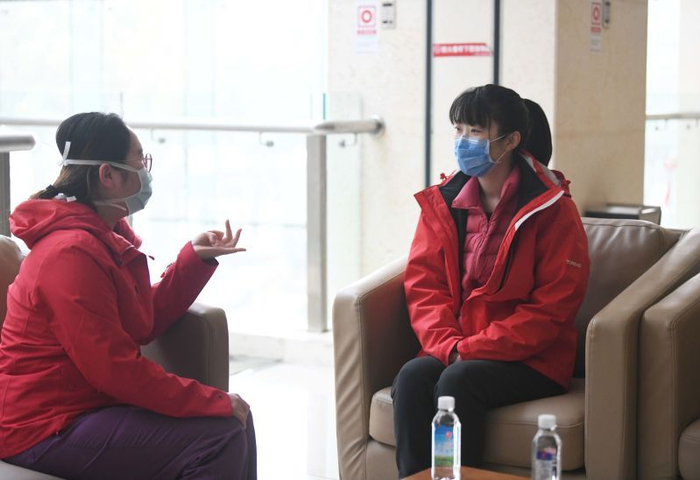 姜长青和队员聊天。受访者供图