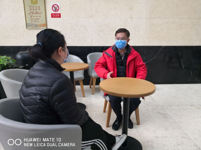 &nbsp;沙莎在和医疗队队员面对面诊疗。受访者供图