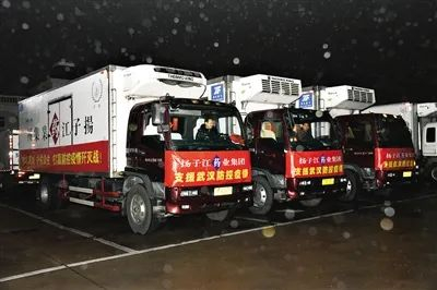 ▲大年二十八夜，扬子江武汉送药车辆整装待发。