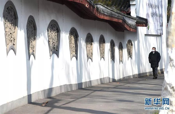 ▲1月29日，天气放晴，一名男子在武汉街头行走。（新华社记者 程敏 摄）