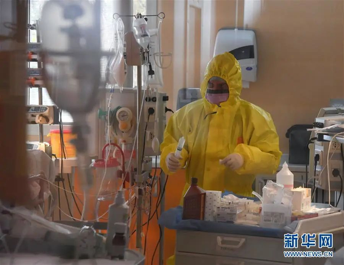  ▲3月25日，在意大利罗马收治新冠肺炎患者的卡萨帕洛科临床研究所，一名医生在重症病房工作。新华社发（阿尔贝托·林格利亚 摄）