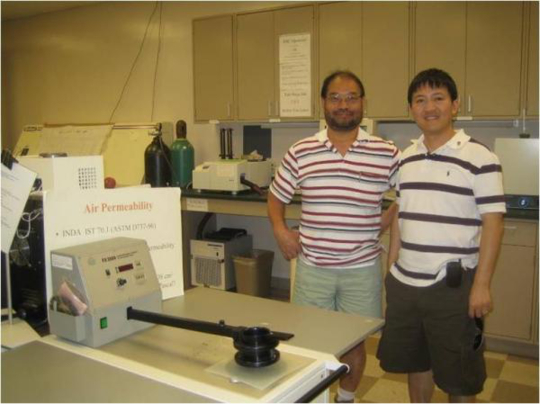 刘朝宇和蔡秉燚在田纳西大学实验室合影（图据电子科技大学网站）