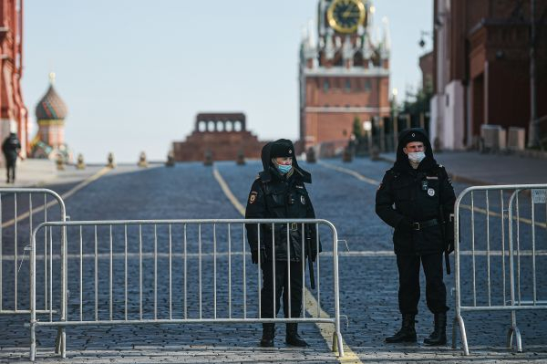 4月7日，在俄罗斯首都莫斯科，警察在红场入口处执勤。新华社发