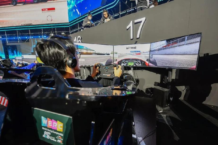 　　△参赛选手在进行电竞赛车比赛。图片来源：文汇报