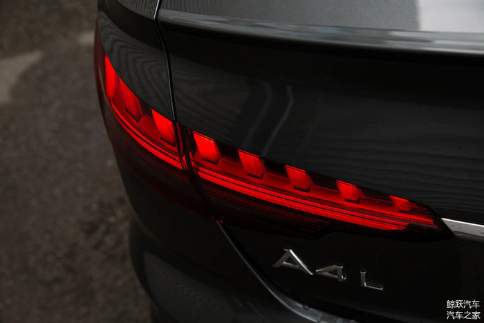 当然，还有带动画效果的 LED 尾灯