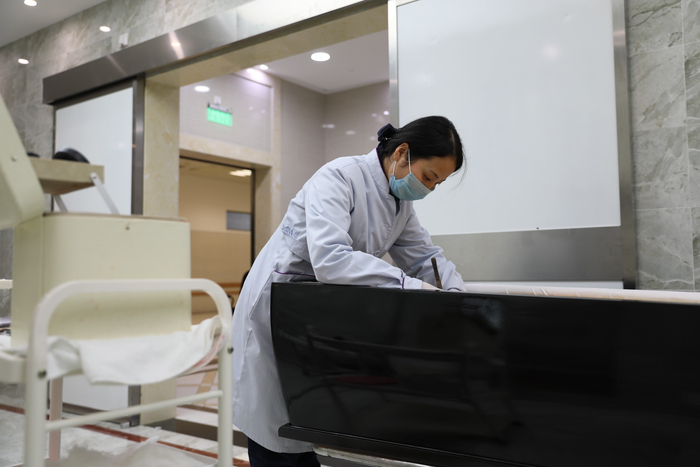 彭彩红在为遗体化妆（上海市殡葬服务中心 供图）