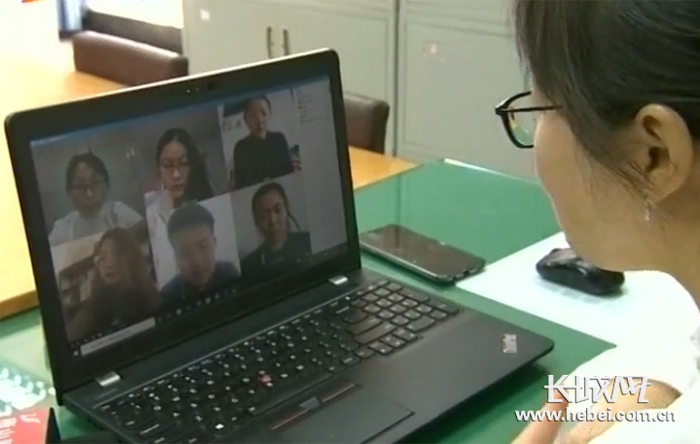 唐山学院电子商务学院副教授郑宁正在为学生进行线上毕业论文辅导。唐山学院供图