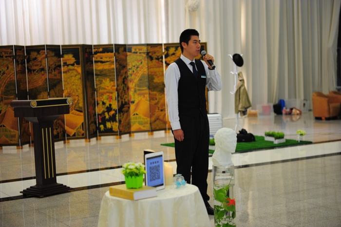 李怡斐在主持追悼会（上海市殡葬服务中心 供图）