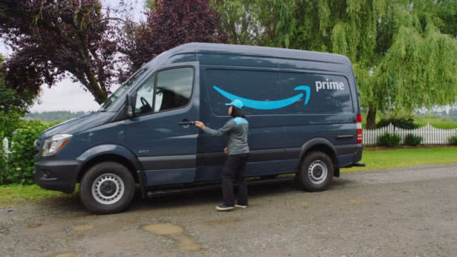 图：亚马逊Prime品牌送货车及其司机