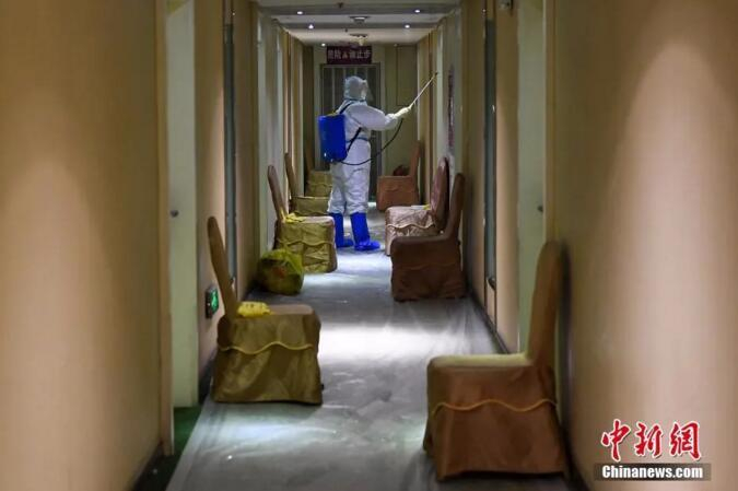 山西太原一隔离定点酒店房间内，33岁的护士冯丕文进行楼层消毒。中新社记者武俊杰 摄