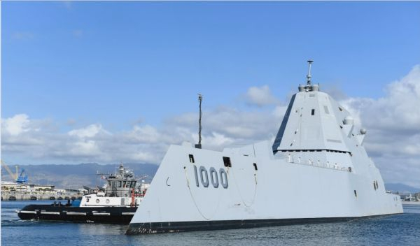 “朱姆沃尔特”号导弹驱逐舰靠泊在珍珠港（美国海军网站）