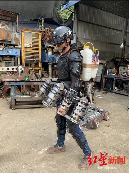 穿上“飞行服”的刘东升