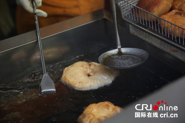  武汉小吃油饼夹烧麦 摄影：李琳