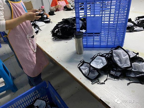 东莞东芭玩具公司转产民用口罩。图片来源：中外玩具网