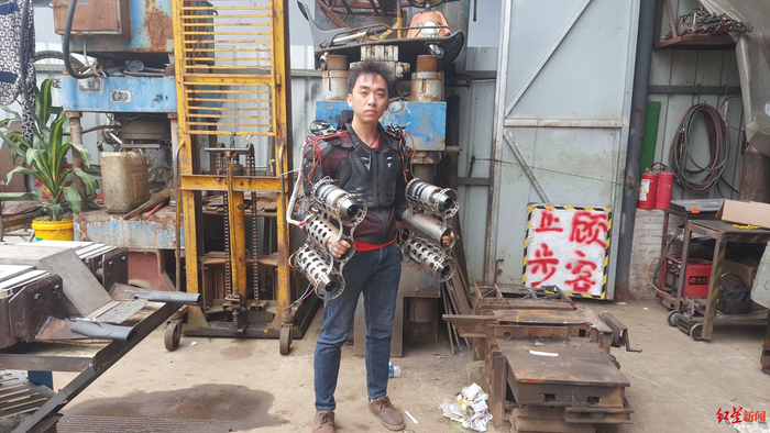 穿上“飞行服”的刘东升