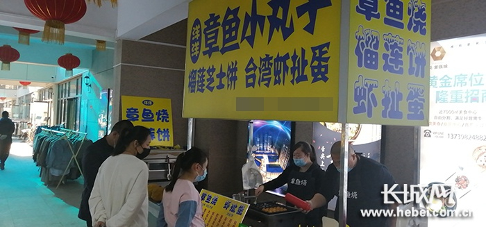 顾客在新煤医道夜市选购食品。张磊 供图