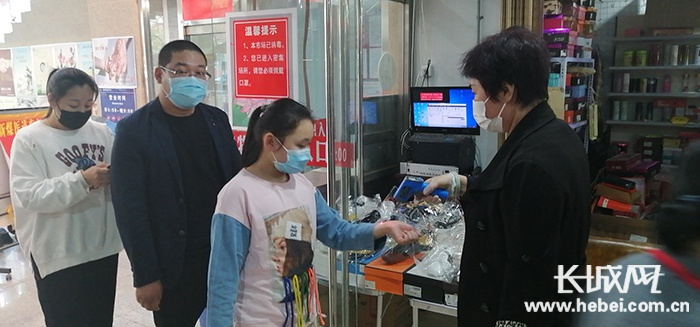 顾客进入新煤医道夜市，要先进行体温测量，同时必须佩戴口罩。张磊 供图