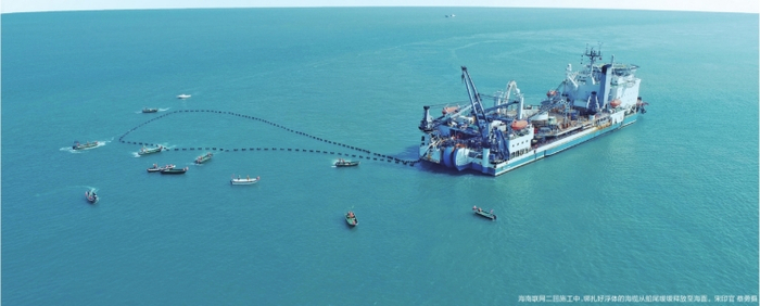 　　海南联网二回施工中，绑扎好浮体的海缆从船尾缓缓释放至海面。宋印官 蔡勇 摄