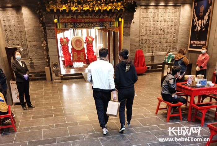 顾客将食物外带回家食用，最大可能保证用餐安全。魏永 供图