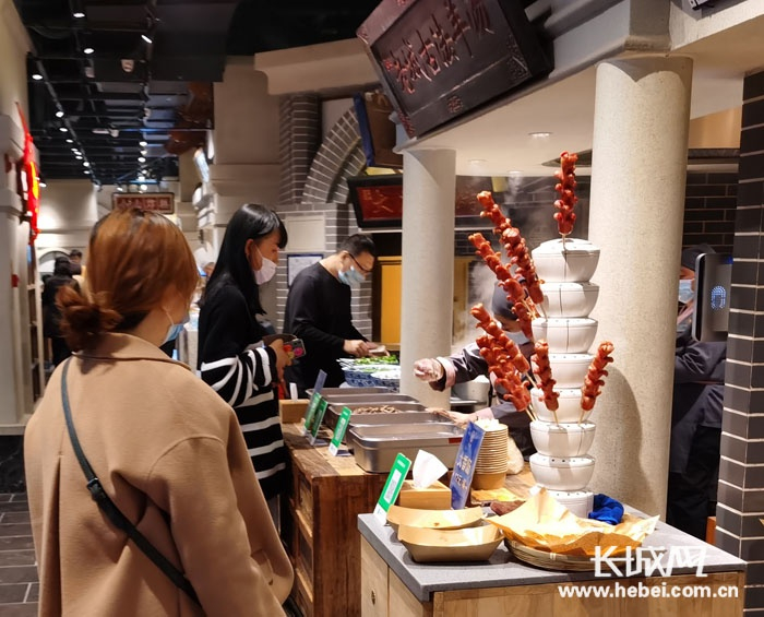 唐山宴美食街，顾客正在有序选购餐品。魏永 供图