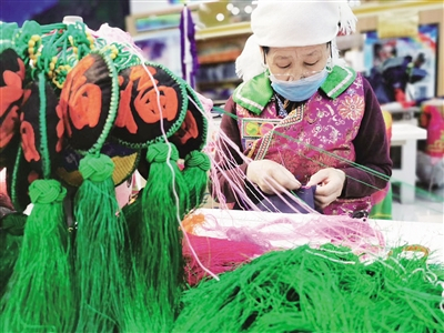 土族盘绣。王颖芈峤/摄