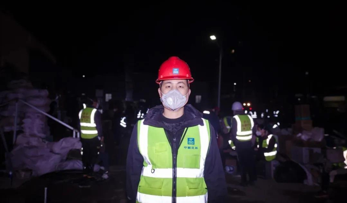 连夜施工中的罗文浩