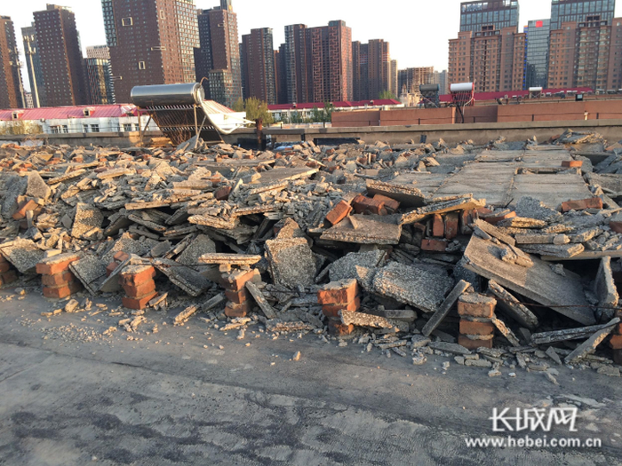 金马小区腾达园楼顶隔热层已破碎。网友供图