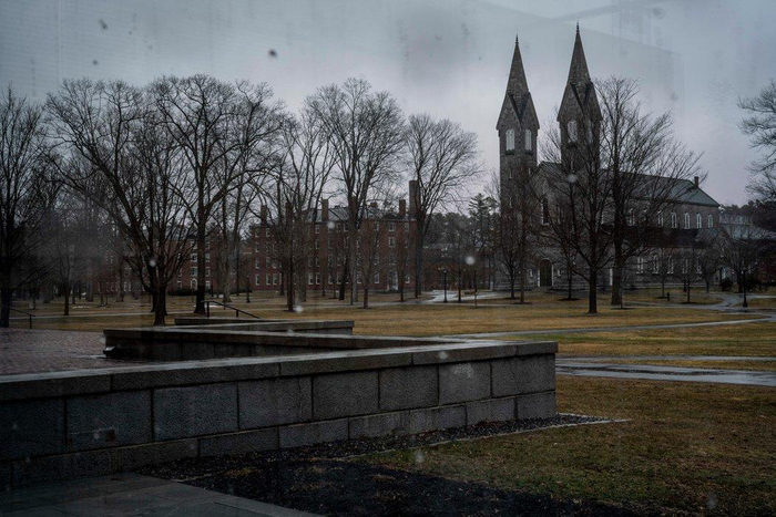 疫情期空荡荡的大学校园，图据《纽约时报》