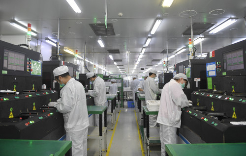 3月23日，四川成都一家外资工厂的员工在生产车间作业。（刘坤 摄）