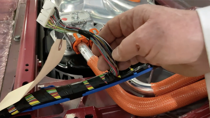 ▲特斯拉Model Y中的线缆