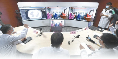 宁夏医科大学总医院远程医学中心，医生正在对患者开展远程会诊。新华社记者 王 鹏摄