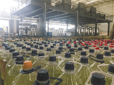 青海万福康药业有限公司生产的消毒水。钟倩摄