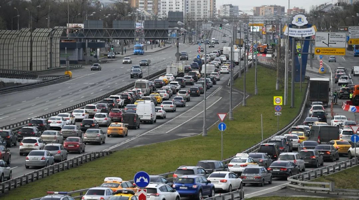 交警对车辆进行通行证检查。路面情况很拥堵。图片来源社交媒体VK