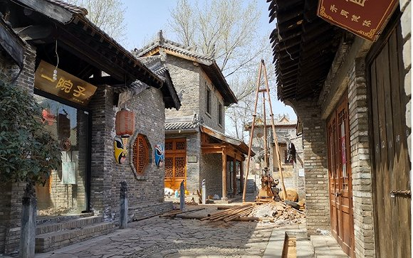 景区内部商户已关门，有相关机构架起设备进行地质勘查，为下一个项目建设做准备。摄影：王健