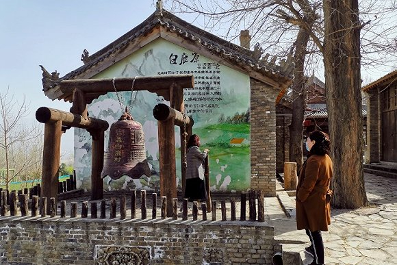 虽然景区已经歇业，但仍有零散游客前来参观。摄影：王健