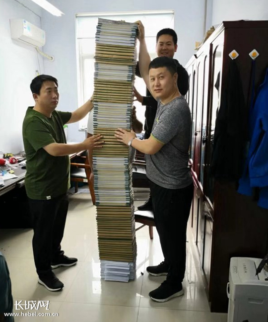 张伟涛和同事的工作成果，卷宗足有一人多高。