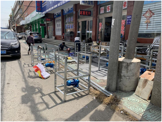 孟河生产滚筒设备的工人图片来源：实习记者朱成祥摄 