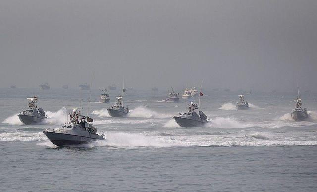 图为伊朗快艇