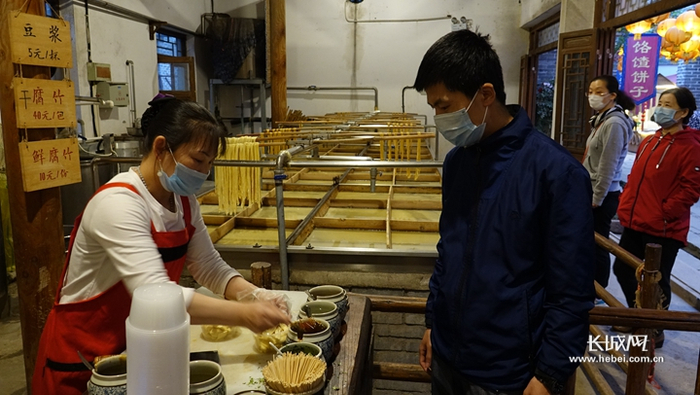  游客排队等候取餐。胡晓梅 摄