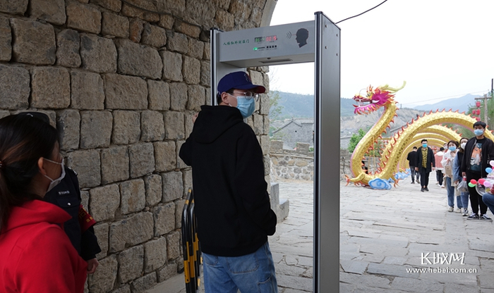  游客通过测温门测量体温。胡晓梅 摄