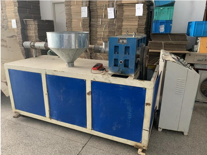 小李贩卖的二手65型挤出机图片来源：实习记者朱成祥摄 