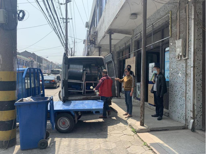 工人在向面包车上搬运滚筒图片来源：实习记者朱成祥摄 